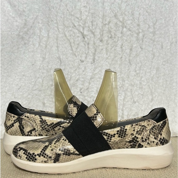 Clarks Womens Kayleigh Snakeprint SlipOn Casual Lightweight Shoes SZ US 7.5 M - Picture 7 of 11